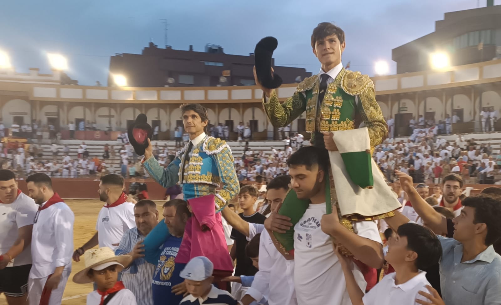 Castella y Aarón Palacio abrochan en volandas la Feria del Ángel de Teruel