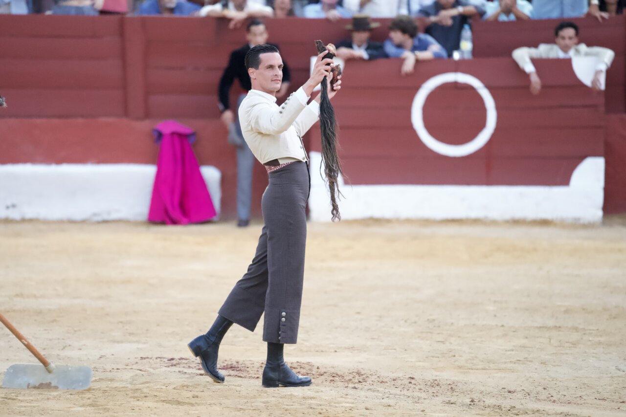 Ocho orejas y dos rabos en el emotivo homenaje a Ruiz Miguel en San Fernando