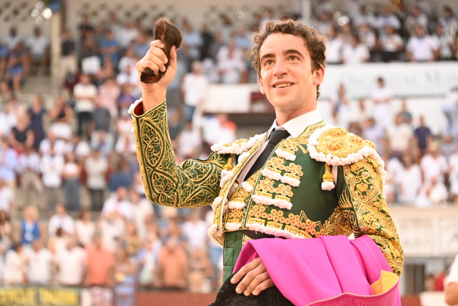 Víctor Hernández y Tristán Barroso, a oreja por coleta en Mont de Marsan