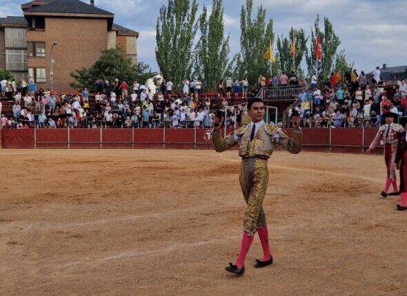 Alejandro Mora, a hombros en Candelario; Ignacio Garibay, tres orejas en Collado Villalba
