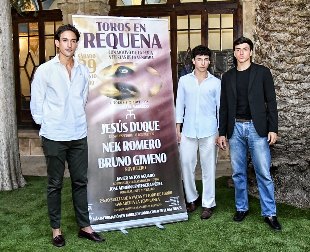 Jesús Duque reaparece por un día en Requena para cortarse la coleta