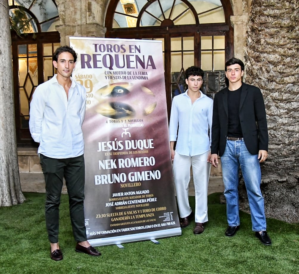 Jesús Duque reaparece por un día en Requena para cortarse la coleta