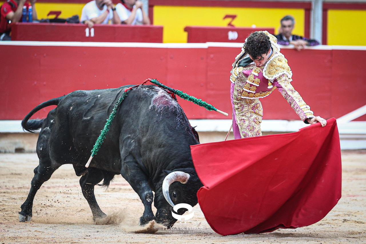 Víctor Hernández, puntazo en el escroto en Pamplona
