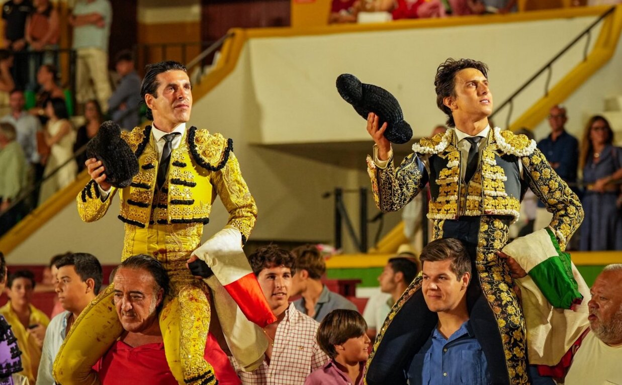 Tarde redonda de Roca Rey en Estepona, cuatro orejas y rabo, a hombros con Talavante