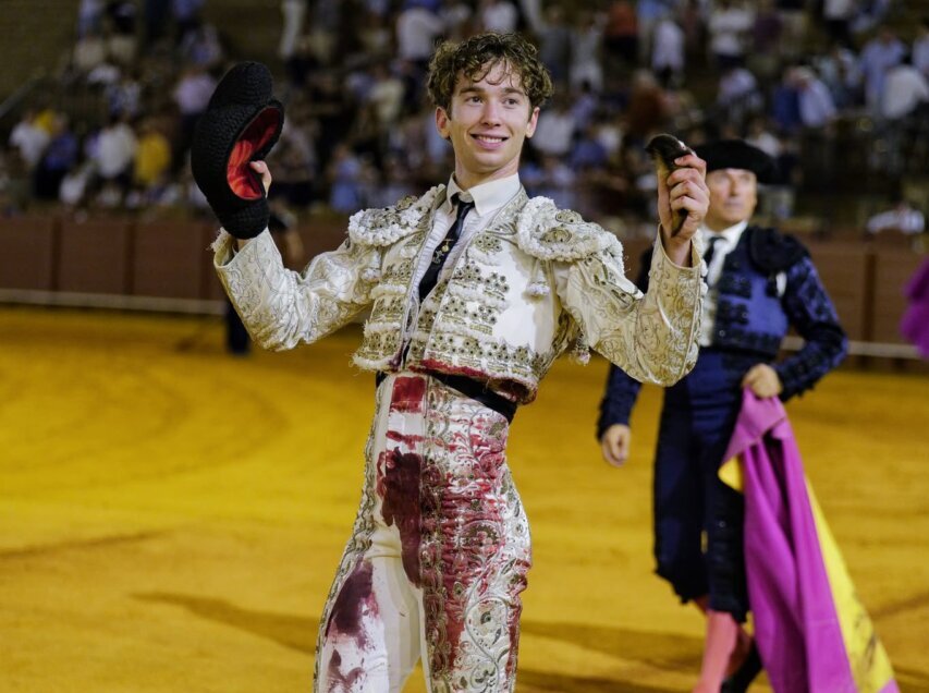 Manuel León e Israel Guirao, dos orejas cada uno, a gran nivel en la Final de Sevilla