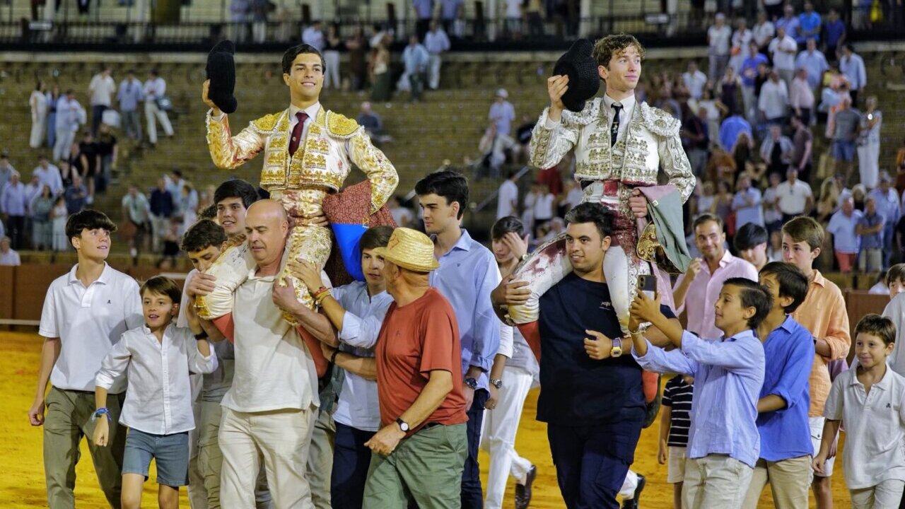 Manuel León e Israel Guirao, dos orejas cada uno, a gran nivel en la Final de Sevilla