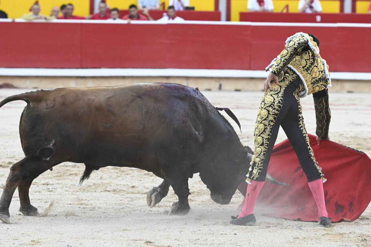 Oreja para Adrián de un bravo Cantarillo en Pamplona