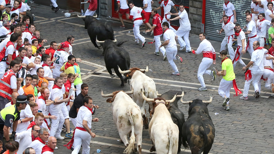 El Encierro en su transcurso por la calle Mercaderes. Foto: @encierro.es