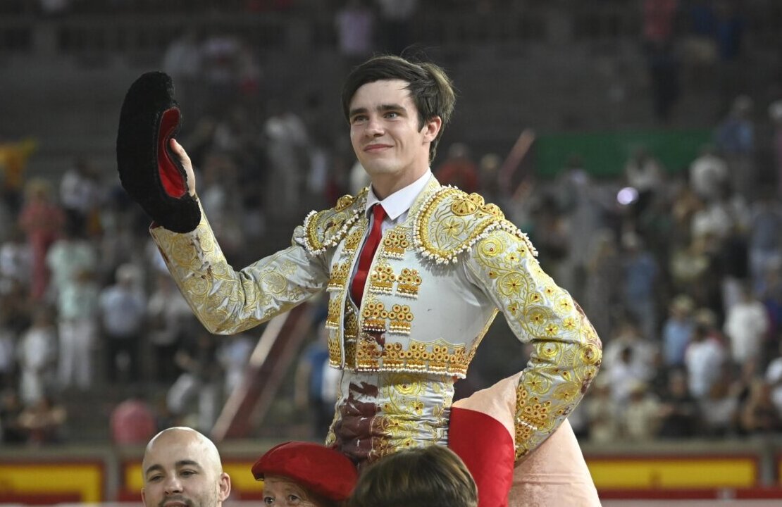 Mario Vilau conquista Pamplona en su debut y sale a hombros en la primera de feria