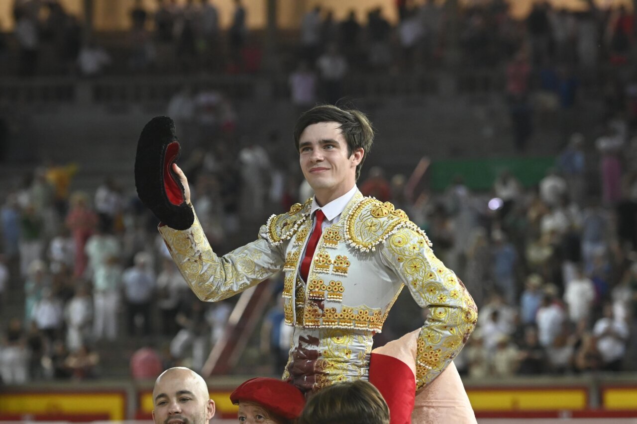 Mario Vilau conquista Pamplona en su debut y sale a hombros en la primera de feria