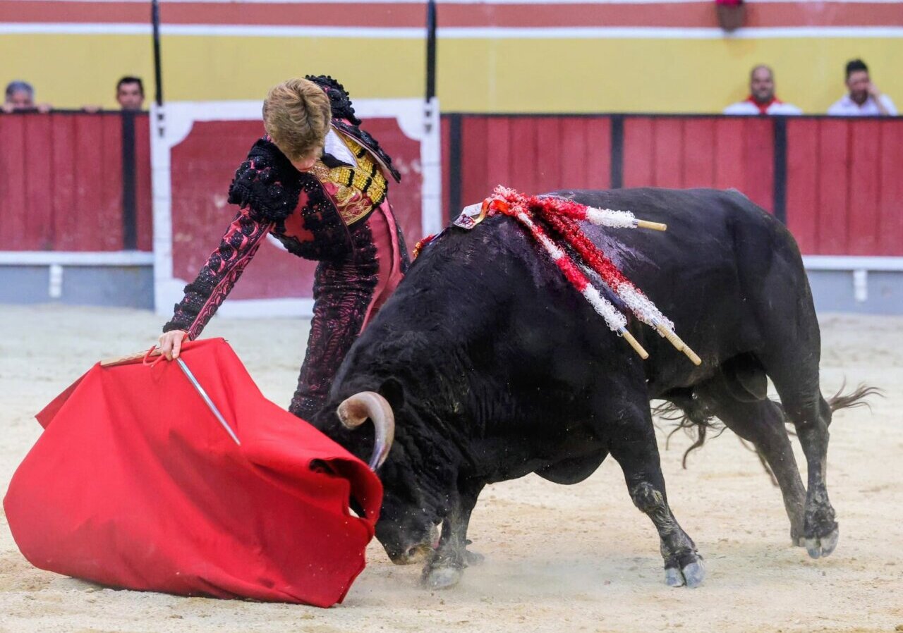 Borja Jiménez cautiva en una plaza de Vila Franca de Xira abarrotada
