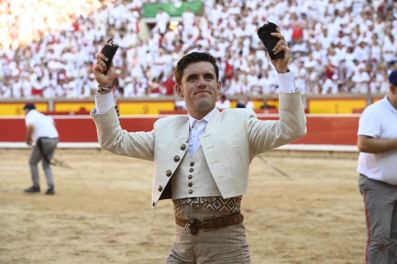 Roberto Armendáriz, dos orejas del quinto en Pamplona