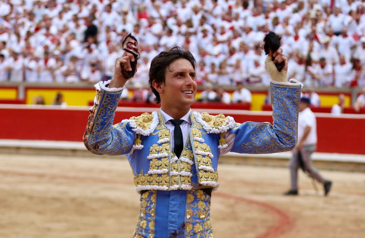 Dos orejas para Roca Rey del segundo en Pamplona