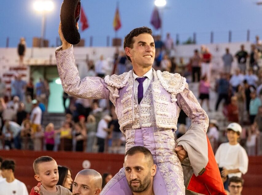 Fernando Adrián, profeta en su tierra; Morenito, Cerro y Mora, triunfo con el lujo de los adolfos en Moraleja