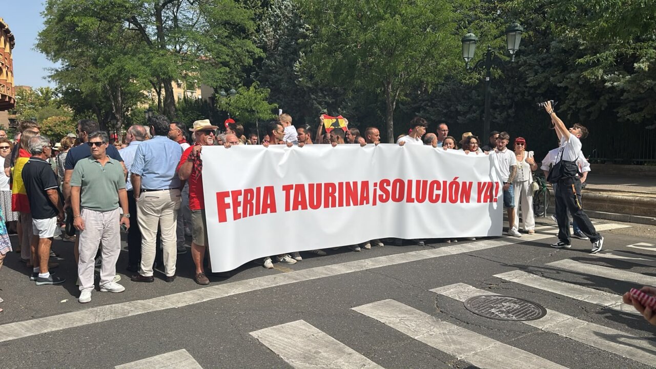 La afición de Zaragoza sale a la calle para pedir soluciones y toros