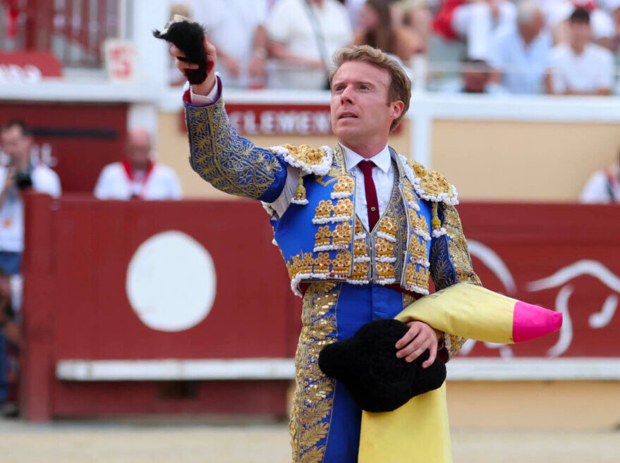 Triunfo de Clemente y sangre de Morenito de Arles en el arranque de la Feria de Bayona