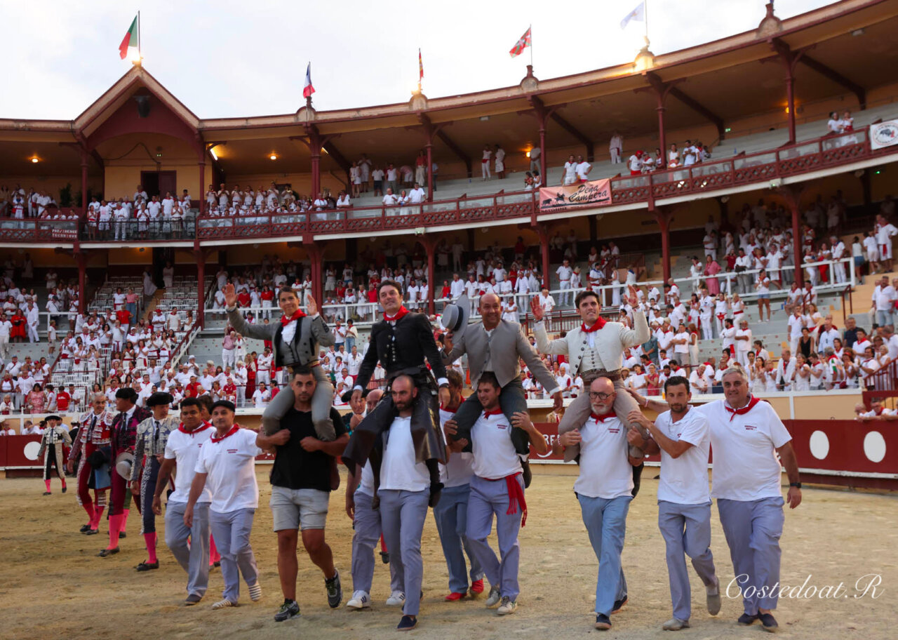 Andy, Guillermo Hermoso y Lea Vicens, en hombros con el mayoral de Romao Tenorio