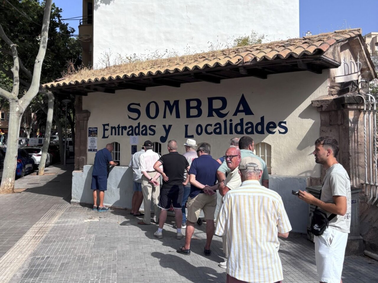 La venta de entradas arranca con gran ambiente en las taquillas del Coliseo Balear