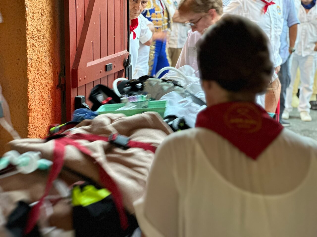 El festejo de Bayona, paralizado más de 40 minutos hasta el traslado hospitalario de Morenito de Arles