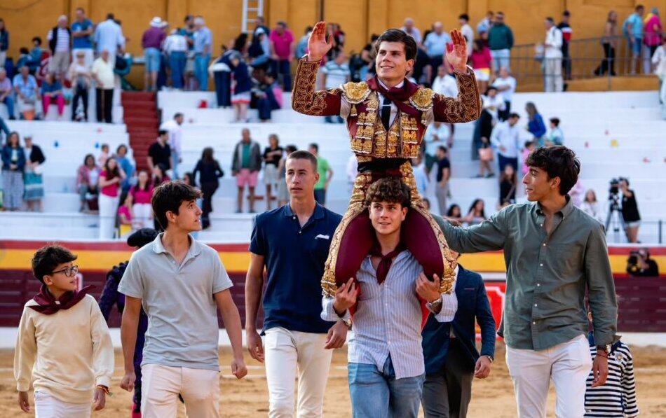 Jorge Oliva, dos orejas en el cierre de las semifinales en Roa de Duero