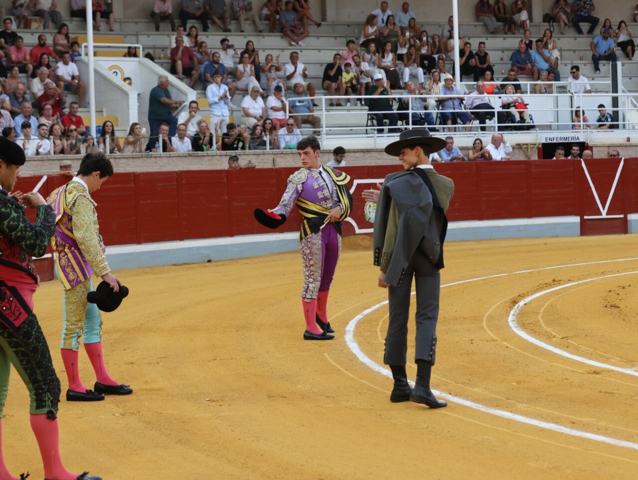 Gorka Jerez emociona en su debut de luces en Villaseca y triunfa junto a Aitor Gómez