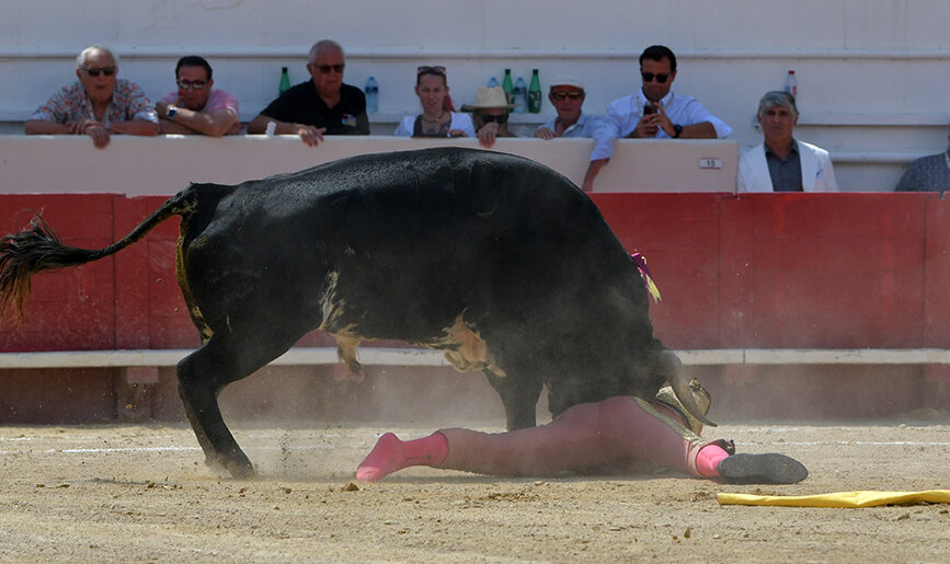 Durísima voltereta a Víctor, cogido a portagayola en Beziers