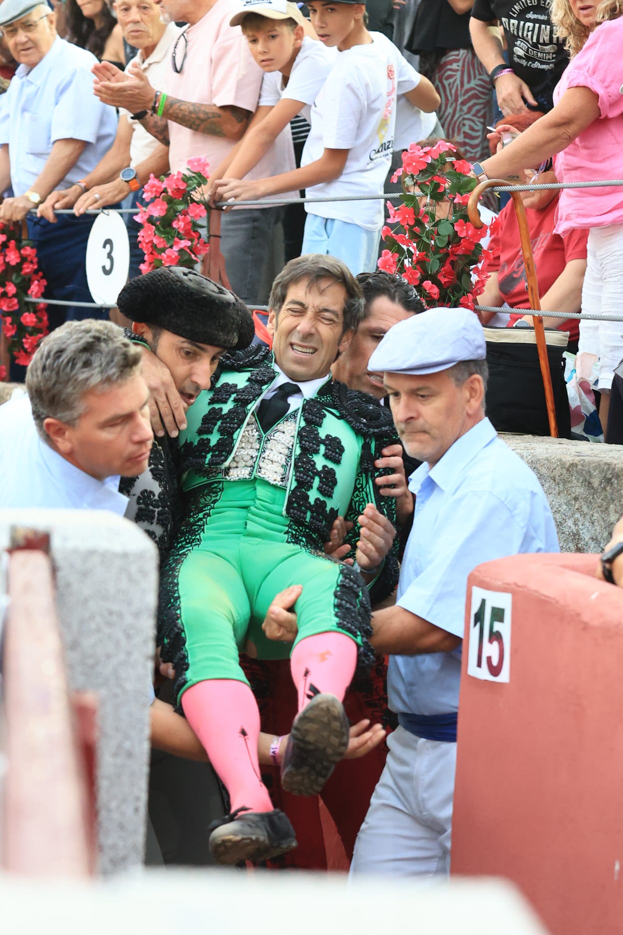 Vicente Herrera sufre una herida por asta de toro tras ser prendido por el sexto en Guijuelo