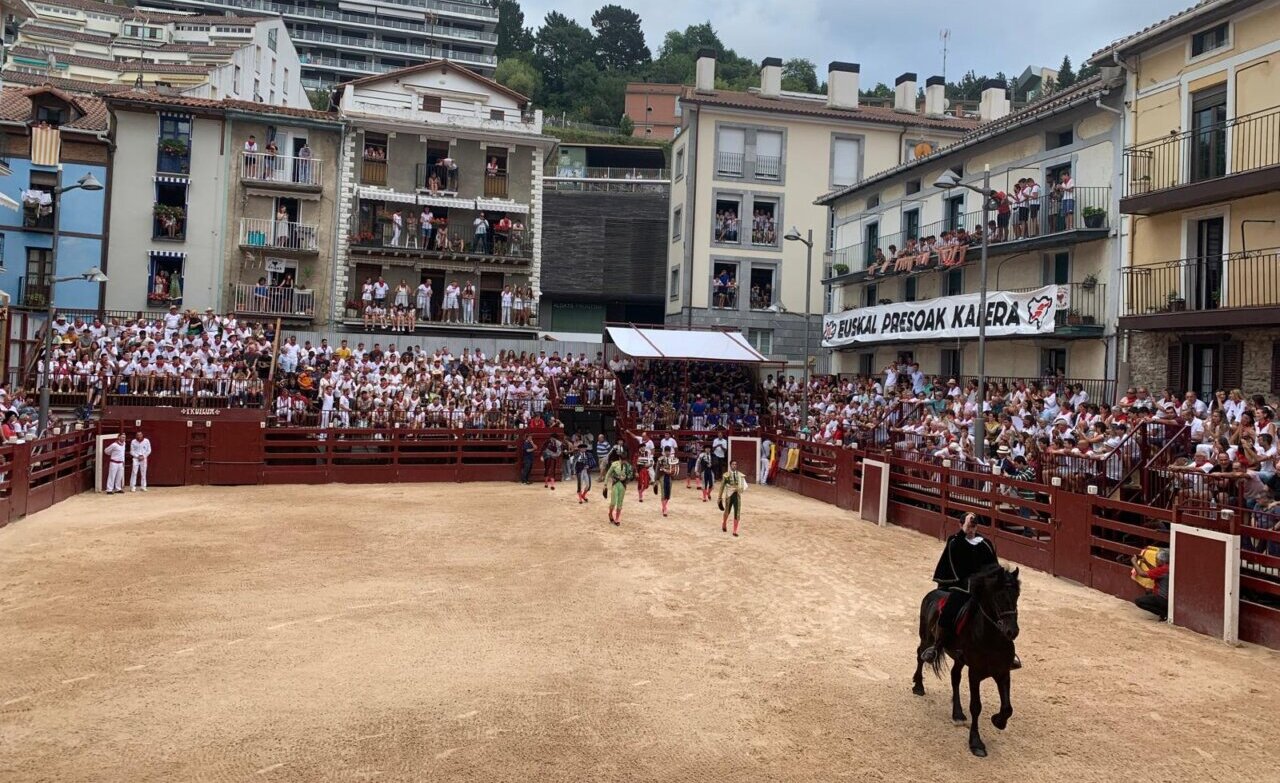 Deba resiste, en pleno corazón del País Vasco: carteles de su Feria de San Roque