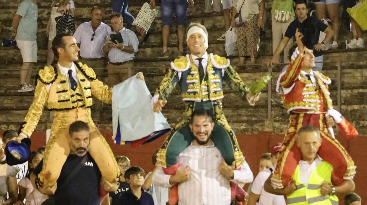 La genialidad de Ferrera, el bagaje de El Fandi y el coraje de Escribano a hombros en Azuaga