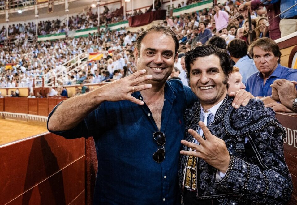 Morante y el empresario Carlos Zúñiga, gerente de la plaza de toros de El Puerto de Santa María, posan en el callejón de la Plaza Real tras las cuatro tardes del diestro.