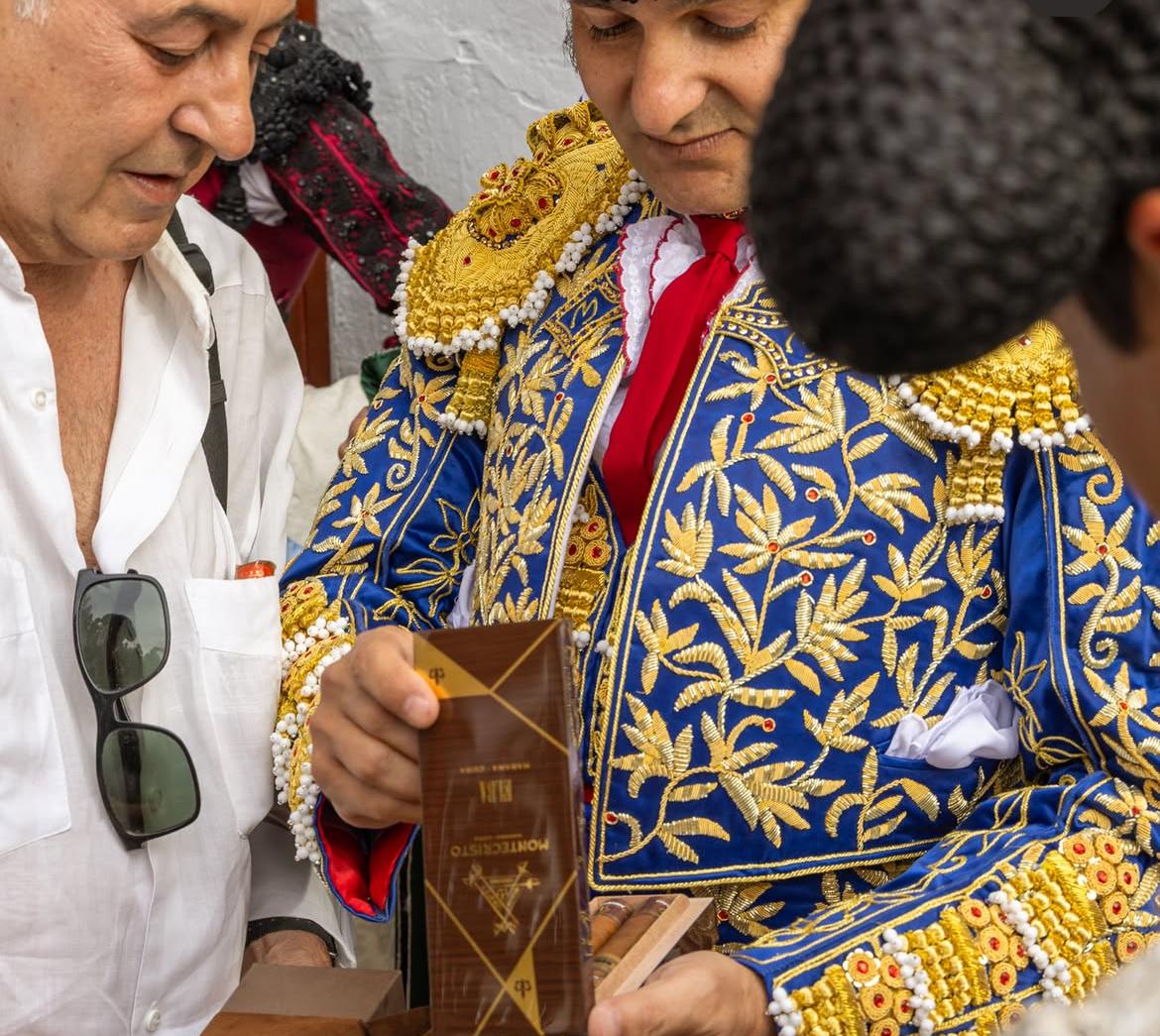 El periodista José Ribagorda sorprende a Morante con un regalo exclusivo