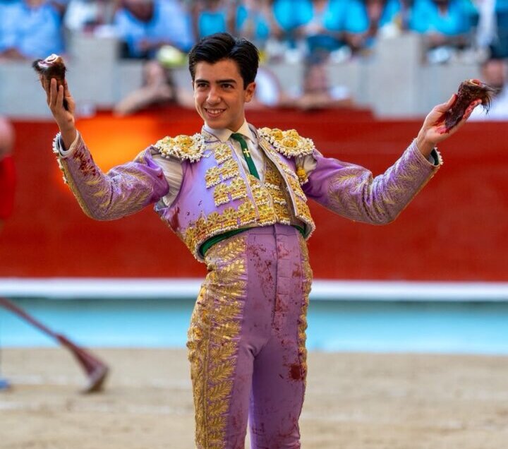 Triunfal reaparición de Marco Pérez quince días después de su grave cornada