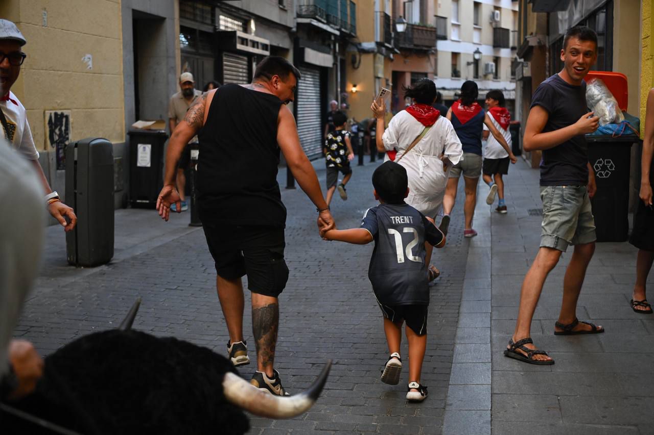 Un encierro infantil con carretones reúne a pequeños y mayores en el centro de Madrid