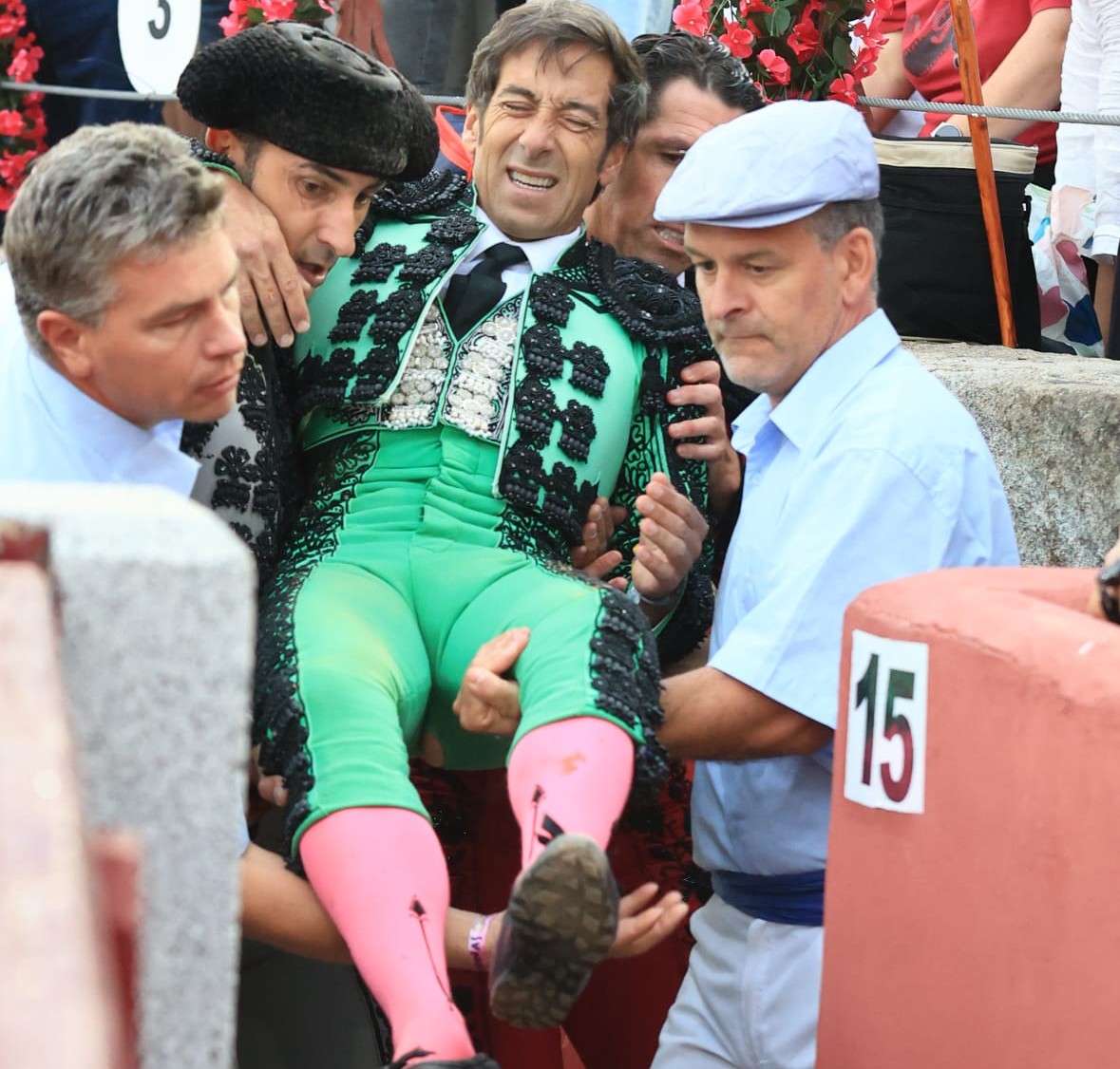 Vicente Herrera sufre una herida por asta de toro tras ser prendido por el sexto en Guijuelo